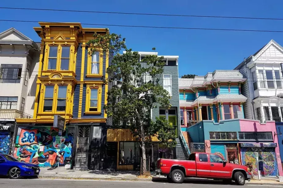 Vista de coloridos edificios en Haight Street con autos estacionados a lo largo de la calle. 加州威尼斯人官网平台app.