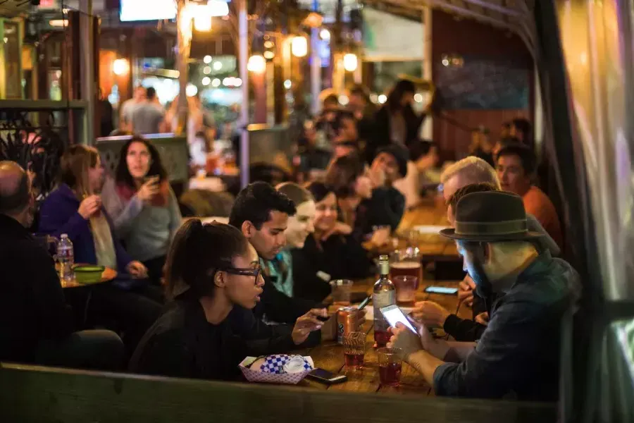 在索马，人们在拥挤的用餐区用餐. 加州威尼斯人官网平台app.